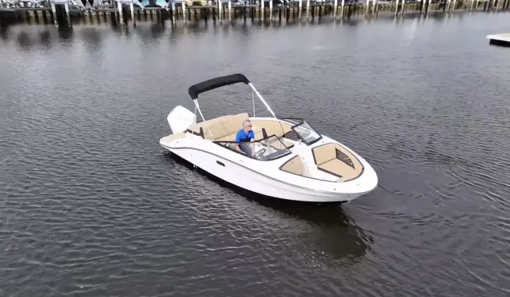 Sea Ray SPX 210 Außenborder
