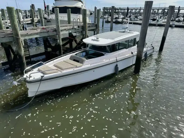 Axopar 37 XC Cross Cabin