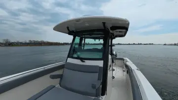 Thumbnail von Boston Whaler 330 Outrage