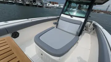 Thumbnail von Boston Whaler 330 Outrage