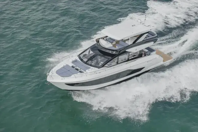 Cruisers Yachts 57 FLY