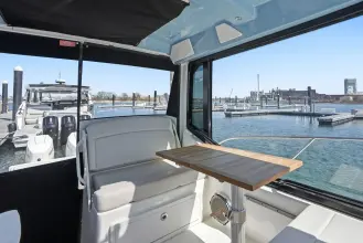 Thumbnail von Boston Whaler 325 Conquest