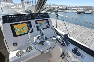 Thumbnail von Boston Whaler 325 Conquest