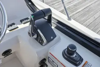 Thumbnail von Boston Whaler 325 Conquest