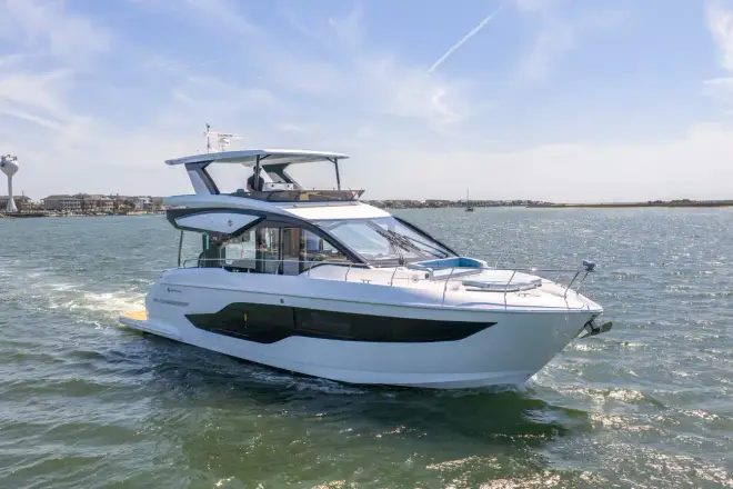 Cruisers Yachts 50 FLY
