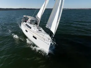 Thumbnail von Beneteau Oceanis 38.1 Fein abgestimmt