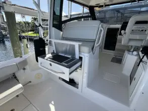 Thumbnail von Boston Whaler 325 Conquest