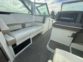 Thumbnail von Formula 330 Crossover Bowrider
