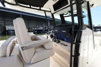 Thumbnail von Boston Whaler 330 Outrage