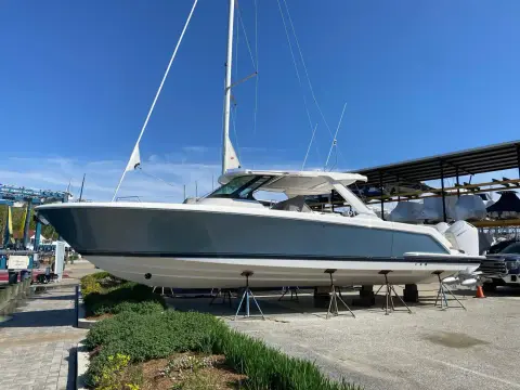 Tiara Yachts 43LS