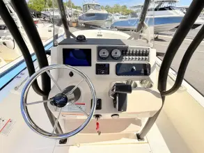 Thumbnail von Boston Whaler 210 Montauk