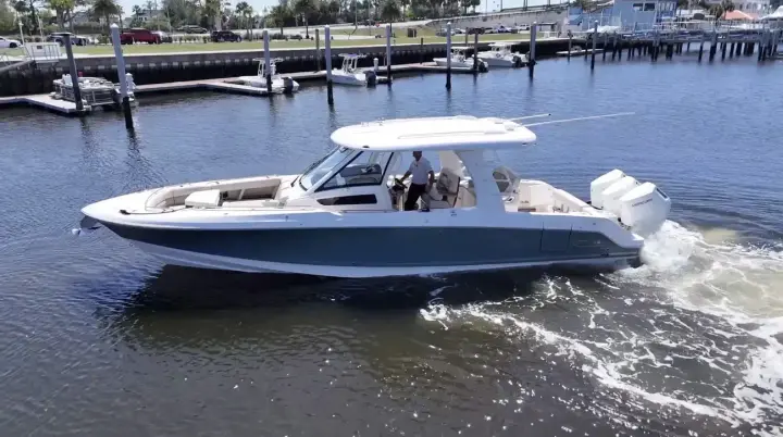 Boston Whaler 350 Realm