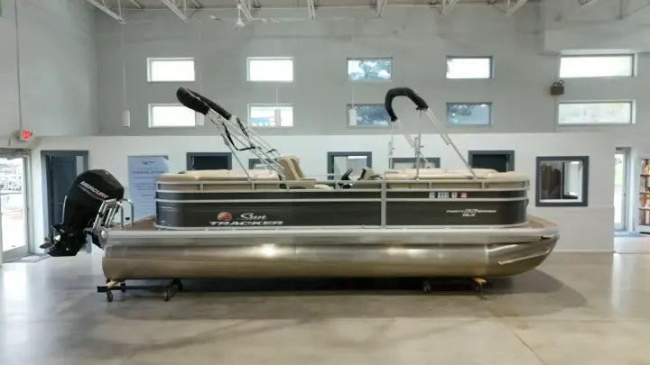 Sun Tracker PARTY BARGE 22 DLX