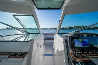 Thumbnail von Tiara Yachts 34LX MULLIGAN