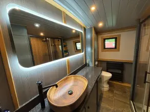 Thumbnail von New Concept Boats Cruiser Stern Wide Beam Black Star