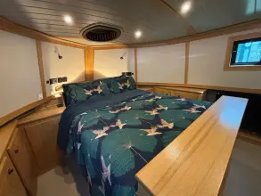 Thumbnail von New Concept Boats Cruiser Stern Wide Beam Black Star