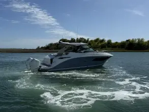 Sea Ray 320 Sundancer Outboard
