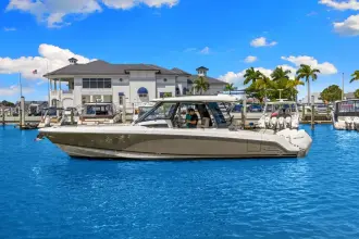 Boston Whaler 350 Realm