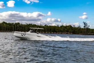 Thumbnail von Vision Marine Technologies Sterk 31 Sport WB