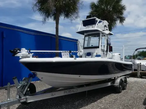 Robalo 246 Cayman Skydeck