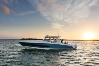 Thumbnail von Boston Whaler 420 Outrage