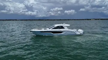 Thumbnail von Cruisers Yachts 50 GLS OB