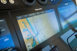 Thumbnail von Boston Whaler 420 Outrage