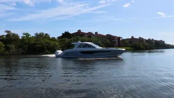 Cruisers Yachts 50 GLS OB