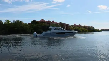 Thumbnail von Cruisers Yachts 50 GLS OB