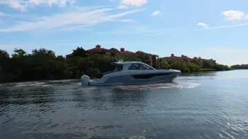 Thumbnail von Cruisers Yachts 50 GLS OB