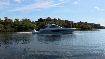 Thumbnail von Cruisers Yachts 50 GLS OB