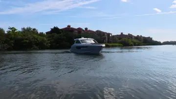 Thumbnail von Cruisers Yachts 50 GLS OB