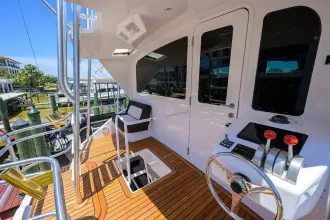 Thumbnail von Viking 65 Enclosed Enclosed Bridge w/Tower