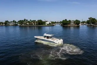 Thumbnail von Boston Whaler 380 Outrage
