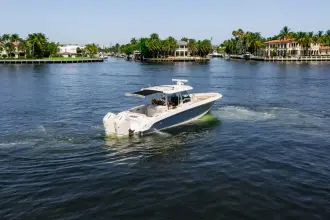 Thumbnail von Boston Whaler 380 Outrage