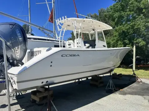 Cobia 320 CC JOBSITE
