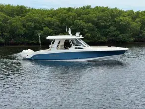 Boston Whaler 350 Realm