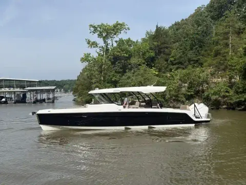 Cruisers Yachts 38 VTR