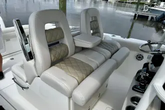 Thumbnail von Boston Whaler 330 Outrage