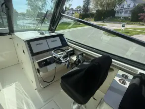 Thumbnail von Boston Whaler 330 Vantage