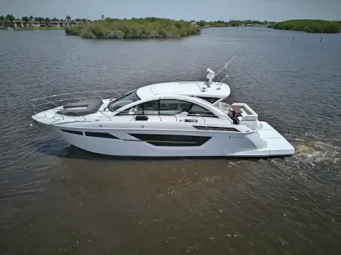 Cruisers Yachts 50 Cantius