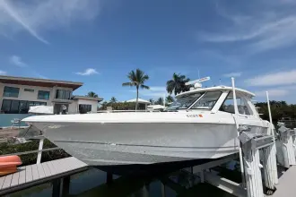 Boston Whaler 380 Realm