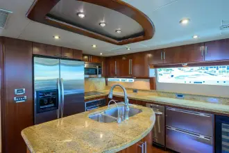 Thumbnail von Lazzara Yachts 80 Skylounge M.Y. WILLYN