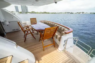 Thumbnail von Hatteras 80 Enclosed Bridge Skylounge Outrageous