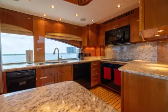Thumbnail von Hatteras 80 Enclosed Bridge Skylounge Outrageous