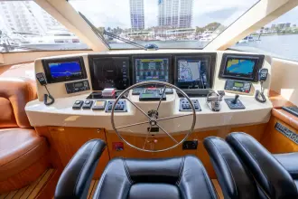 Thumbnail von Hatteras 80 Enclosed Bridge Skylounge Outrageous