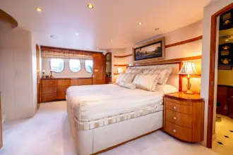 Thumbnail von Hatteras 80 Enclosed Bridge Skylounge Outrageous