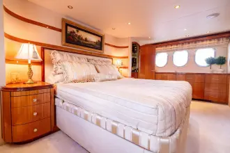 Thumbnail von Hatteras 80 Enclosed Bridge Skylounge Outrageous
