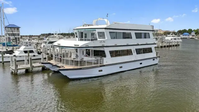 Avenger Luxury Katamaran Coastal Cruiser The Ark