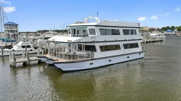 Avenger Luxury Katamaran Coastal Cruiser The Ark
